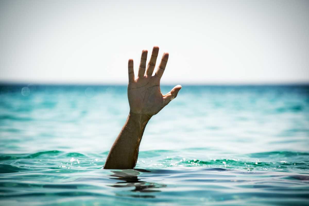 لإنقاذ طفلة من الغرق