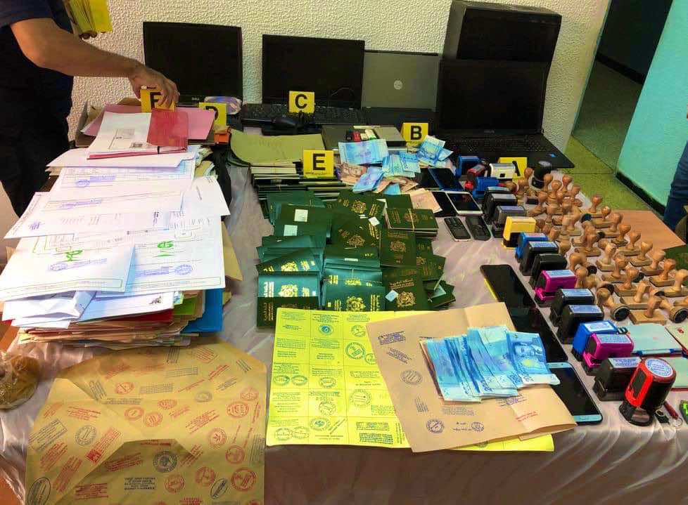 تزوير الطوابع والوثائق