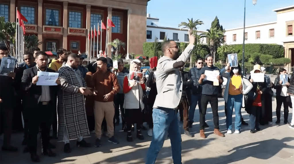 احتجاج أمام البرلمان