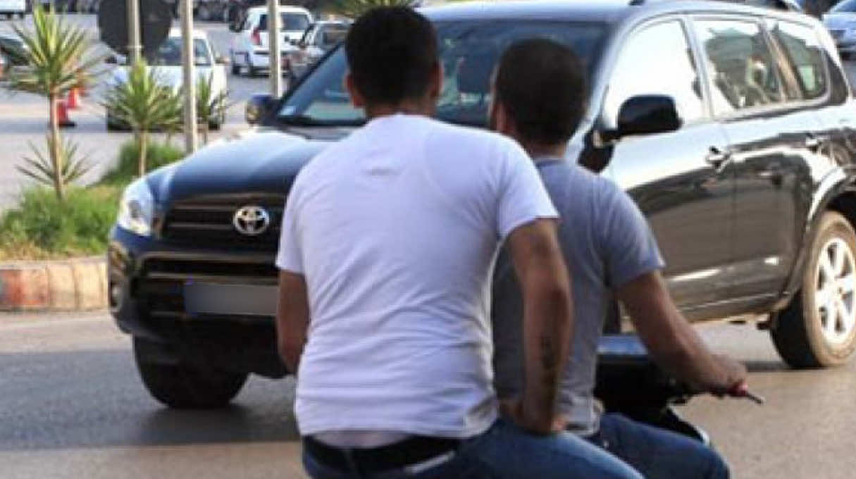 شخصان على متن دراجة نارية