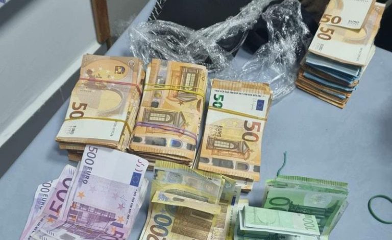 عملات بقيمة 105 ملايين درهم