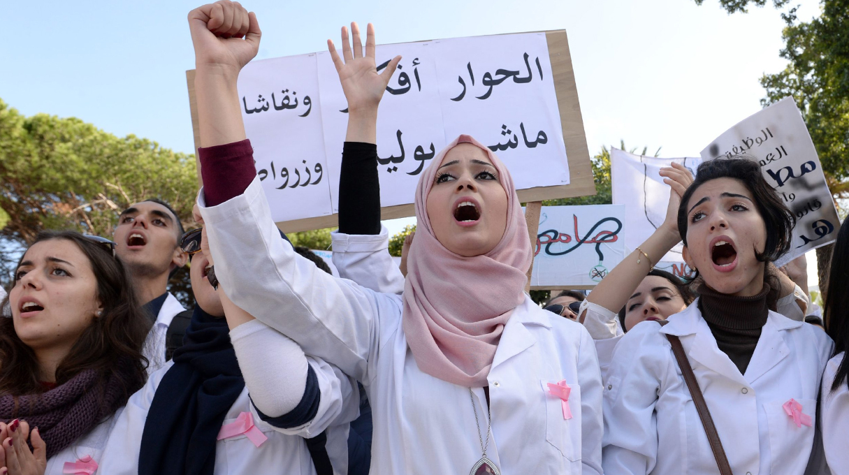 طلاب الطب والصيدلة