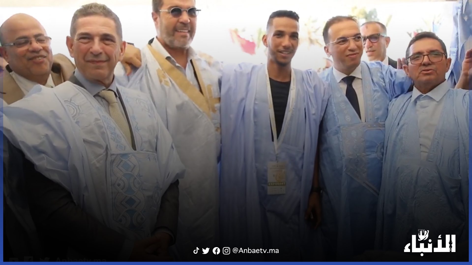 الوزير السعدي والوالي أمزازي يرتديان الزي الصحراوي