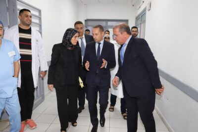 في إطار برنامج الزيارات الميدانية التي يباشرها وزير الصحة والحماية الاجتماعية، السيد أمين التهراوي، إلى مختلف جهات المملكة، تنفيذا للتوجيهات الملكية السامية الهادفة إلى تحسين وتجويد العرض الصحي الوطني، قام السيد الوزير، يومه الأربعاء 17 شتنبر 2025، بزيارة عمل إلى كل من إقليمي الناظور والدريوش، شملت عددا من المؤسسات الصحية والمشاريع الاستشفائية المهيكلة. واستهل السيد الوزير جولته بزيارة المستشفى الحسني بالناظور، حيث وقف على مستوى الخدمات الصحية المقدمة للمواطنات والمواطنين، واطلع على أداء مختلف الأقسام والمصالح الطبية والجراحية والتقنية، فضلا عن معاينة جاهزية الوحدات الاستشفائية والتجهيزات المتوفرة.  إثر ذلك، قام السيد الوزير رفقة عامل الناضور السيد جمال الشعراني، بزيارة ورش بناء المستشفى الإقليمي الجديد بسلوان، الذي ينجز على وعاء عقاري تبلغ مساحته 161.193 متر مربع، منها 26.562 متر مربع مغطاة، بطاقة استيعابية تصل إلى 250 سريرا، وبغلاف مالي إجمالي قدره 560 مليون درهم. ويضم هذا المشروع الاستشفائي المهيكل أقساماً متخصصة في الجراحة والطب العام وطب الأم والطفل، إضافة إلى المستعجلات، وحدة الإنعاش، المركب الجراحي، التصوير الطبي والمختبر، إلى جانب العيادات الخارجية ومستشفى النهار وقسم طب الأسنان، ومرافق أخرى صحية وإدارية، وقد بلغت نسبة تقدم الأشغال به حوالي 80%، ويرتقب أن يتم استكمال المشروع في أفق فبراير 2026.  من جهة أخرى، زار السيد الوزير بمعية عامل الدرويش السيد عبد السلام فريندو شملت الزيارة المستشفى الإقليمي بالدريوش، الذي تم افتتاحه في يناير 2022 بطاقة 150 سريرا، ويقدم خدمات متنوعة لفائدة ساكنة تقدر بنحو 190 ألف نسمة، حيث عاين السيد الوزير مستوى الخدمات الصحية المقدمة، والتقى بالأطر الطبية والتمريضية والإدارية، مؤكدا أهمية تحسين ظروف التكفل بالمرضى والارتقاء بجودة الخدمات داخل هذه المؤسسة.  واختتم السيد الوزير والوفد المرافق له زيارته بتفقد مستشفى القرب بميضار، الذي أنجز بطاقة استيعابية تصل إلى 45 سريرا، وعلى مساحة إجمالية تناهز 32.339 متر مربع (منها 5.754 متر مربع مغطاة)، وبكلفة إجمالية قدرها 99 مليون درهم. ويضم المستشفى أقساما متعددة تشمل الطب والجراحة وطب الأم والطفل، إضافة إلى المختبر، الاستشارات الخارجية، الصيدلية، المشرحة والمرافق الداعمة، فضلا عن برمجة إحداث وحدة للإنعاش.  وبذات المناسبة، التقى السيد الوزير بمهنيي الصحة العاملين بهذه المؤسسات، الذين قدموا تشخيصا للوضع بما في ذلك المشاكل والإكراهات التي تستوجب التدخل العاجل والفوري لضمان تجويد الخدمات الصحية، لاسيما توفير الأدوية والمستلزمات الطبية وصيانة التجهيزات والآليات، وتوفير الموارد البشرية.  وفي هذا الصدد، أكد السيد الوزير أن الوزارة ستعمل على حل جميع المشاكل والتحديات المطروحة في القريب العاجل لضمان تقديم خدمات صحية ذات جودة للساكنة المستهدفة في هذه الأقاليم.  وتندرج هذه الزيارة في إطار مواصلة سياسة القرب والإنصات المباشر لانتظارات المواطنات والمواطنين ومهنيي الصحة، وذلك من خلال برنامج متواصل من الجولات الميدانية التي يقودها السيد الوزير شخصيا إلى مختلف جهات وأقاليم المملكة.     ويهدف هذا التوجه إلى الوقوف بشكل ملموس على واقع المنظومة الصحية، من حيث البنيات التحتية والتجهيزات والموارد البشرية، وكذا الاطلاع على حاجيات الساكنة المحلية وتحدياتها، وذلك انسجاما مع التوجيهات الملكية السامية الداعية إلى إصلاح عميق وشامل للقطاع الصحي، بما يضمن تحسين ولوج المواطنات والمواطنين إلى خدمات صحية ذات جودة، والارتقاء بالمؤسسات الصحية لتستجيب للمعايير الوطنية والدولية.   وزير الصحة والحماية الاجتماعية، مؤسسات صحية، الناظور، الدريوش