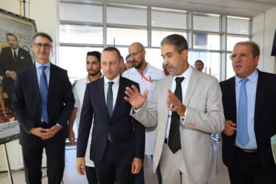 في إطار برنامج الزيارات الميدانية التي يباشرها وزير الصحة والحماية الاجتماعية، السيد أمين التهراوي، إلى مختلف جهات المملكة، تنفيذا للتوجيهات الملكية السامية الهادفة إلى تحسين وتجويد العرض الصحي الوطني، قام السيد الوزير، يومه الأربعاء 17 شتنبر 2025، بزيارة عمل إلى كل من إقليمي الناظور والدريوش، شملت عددا من المؤسسات الصحية والمشاريع الاستشفائية المهيكلة. واستهل السيد الوزير جولته بزيارة المستشفى الحسني بالناظور، حيث وقف على مستوى الخدمات الصحية المقدمة للمواطنات والمواطنين، واطلع على أداء مختلف الأقسام والمصالح الطبية والجراحية والتقنية، فضلا عن معاينة جاهزية الوحدات الاستشفائية والتجهيزات المتوفرة.  إثر ذلك، قام السيد الوزير رفقة عامل الناضور السيد جمال الشعراني، بزيارة ورش بناء المستشفى الإقليمي الجديد بسلوان، الذي ينجز على وعاء عقاري تبلغ مساحته 161.193 متر مربع، منها 26.562 متر مربع مغطاة، بطاقة استيعابية تصل إلى 250 سريرا، وبغلاف مالي إجمالي قدره 560 مليون درهم. ويضم هذا المشروع الاستشفائي المهيكل أقساماً متخصصة في الجراحة والطب العام وطب الأم والطفل، إضافة إلى المستعجلات، وحدة الإنعاش، المركب الجراحي، التصوير الطبي والمختبر، إلى جانب العيادات الخارجية ومستشفى النهار وقسم طب الأسنان، ومرافق أخرى صحية وإدارية، وقد بلغت نسبة تقدم الأشغال به حوالي 80%، ويرتقب أن يتم استكمال المشروع في أفق فبراير 2026.  من جهة أخرى، زار السيد الوزير بمعية عامل الدرويش السيد عبد السلام فريندو شملت الزيارة المستشفى الإقليمي بالدريوش، الذي تم افتتاحه في يناير 2022 بطاقة 150 سريرا، ويقدم خدمات متنوعة لفائدة ساكنة تقدر بنحو 190 ألف نسمة، حيث عاين السيد الوزير مستوى الخدمات الصحية المقدمة، والتقى بالأطر الطبية والتمريضية والإدارية، مؤكدا أهمية تحسين ظروف التكفل بالمرضى والارتقاء بجودة الخدمات داخل هذه المؤسسة.  واختتم السيد الوزير والوفد المرافق له زيارته بتفقد مستشفى القرب بميضار، الذي أنجز بطاقة استيعابية تصل إلى 45 سريرا، وعلى مساحة إجمالية تناهز 32.339 متر مربع (منها 5.754 متر مربع مغطاة)، وبكلفة إجمالية قدرها 99 مليون درهم. ويضم المستشفى أقساما متعددة تشمل الطب والجراحة وطب الأم والطفل، إضافة إلى المختبر، الاستشارات الخارجية، الصيدلية، المشرحة والمرافق الداعمة، فضلا عن برمجة إحداث وحدة للإنعاش.  وبذات المناسبة، التقى السيد الوزير بمهنيي الصحة العاملين بهذه المؤسسات، الذين قدموا تشخيصا للوضع بما في ذلك المشاكل والإكراهات التي تستوجب التدخل العاجل والفوري لضمان تجويد الخدمات الصحية، لاسيما توفير الأدوية والمستلزمات الطبية وصيانة التجهيزات والآليات، وتوفير الموارد البشرية.  وفي هذا الصدد، أكد السيد الوزير أن الوزارة ستعمل على حل جميع المشاكل والتحديات المطروحة في القريب العاجل لضمان تقديم خدمات صحية ذات جودة للساكنة المستهدفة في هذه الأقاليم.  وتندرج هذه الزيارة في إطار مواصلة سياسة القرب والإنصات المباشر لانتظارات المواطنات والمواطنين ومهنيي الصحة، وذلك من خلال برنامج متواصل من الجولات الميدانية التي يقودها السيد الوزير شخصيا إلى مختلف جهات وأقاليم المملكة.     ويهدف هذا التوجه إلى الوقوف بشكل ملموس على واقع المنظومة الصحية، من حيث البنيات التحتية والتجهيزات والموارد البشرية، وكذا الاطلاع على حاجيات الساكنة المحلية وتحدياتها، وذلك انسجاما مع التوجيهات الملكية السامية الداعية إلى إصلاح عميق وشامل للقطاع الصحي، بما يضمن تحسين ولوج المواطنات والمواطنين إلى خدمات صحية ذات جودة، والارتقاء بالمؤسسات الصحية لتستجيب للمعايير الوطنية والدولية.   وزير الصحة والحماية الاجتماعية، مؤسسات صحية، الناظور، الدريوش