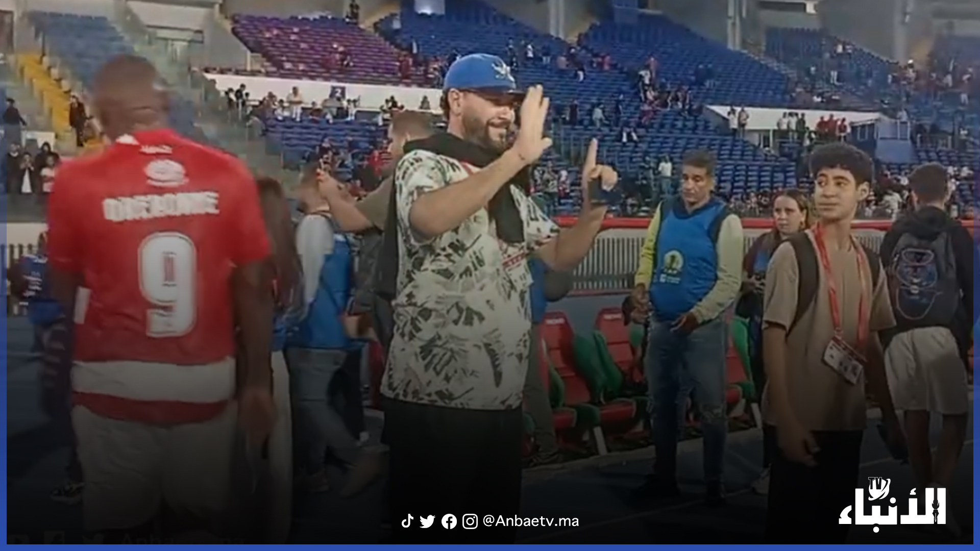 طلحة يهنئ لاعبي الوداد بعد الفوز على أشانتي كوتوكو