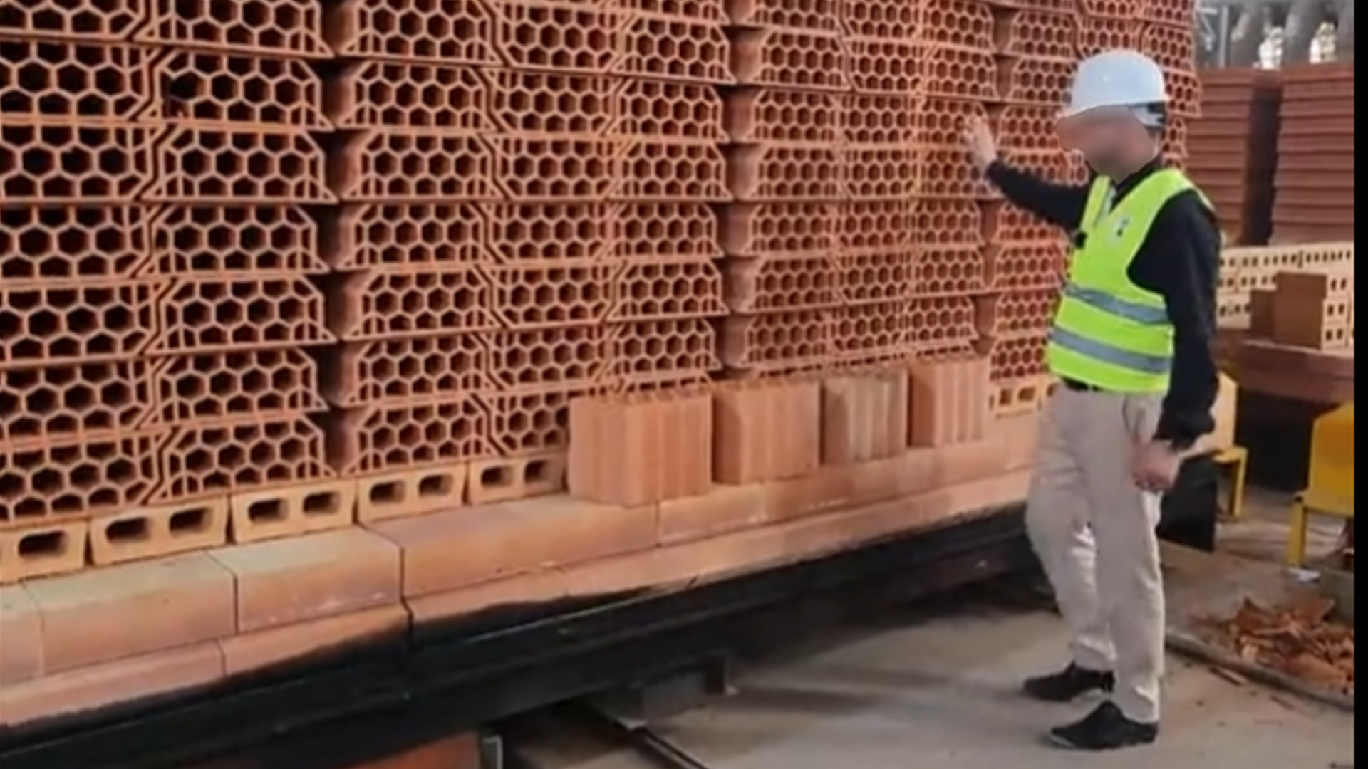 آلة لصنع الآجور