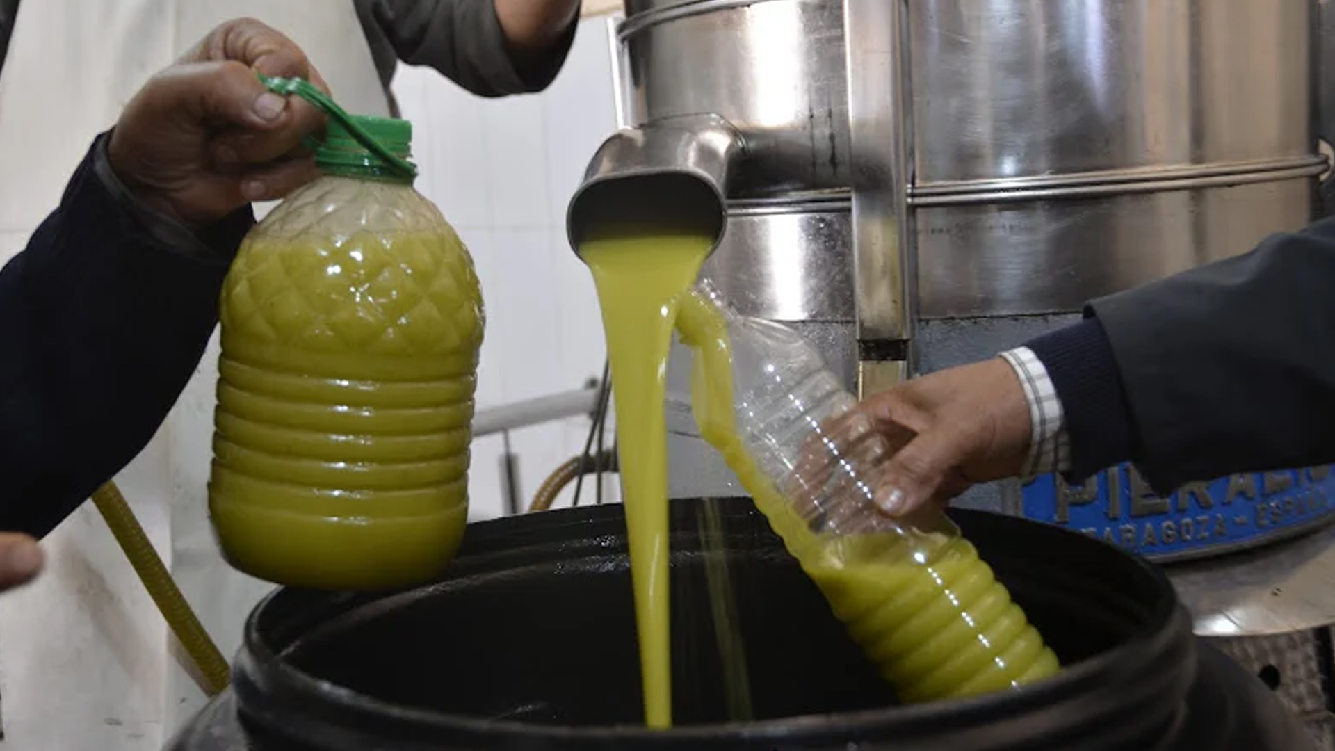 عملية غش في زيت الزيتون