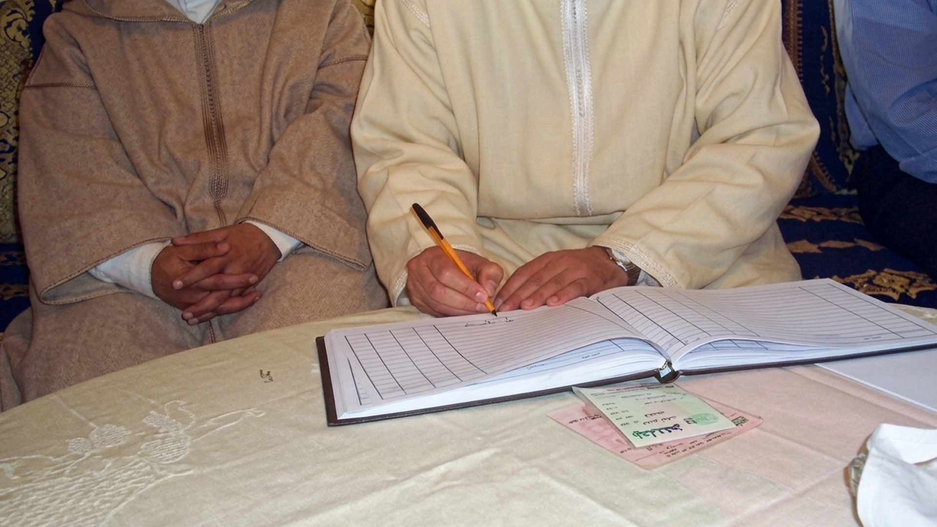 العدول يصعّدون احتجاجهم بإضراب مفتوح ووقفة أمام البرلمان